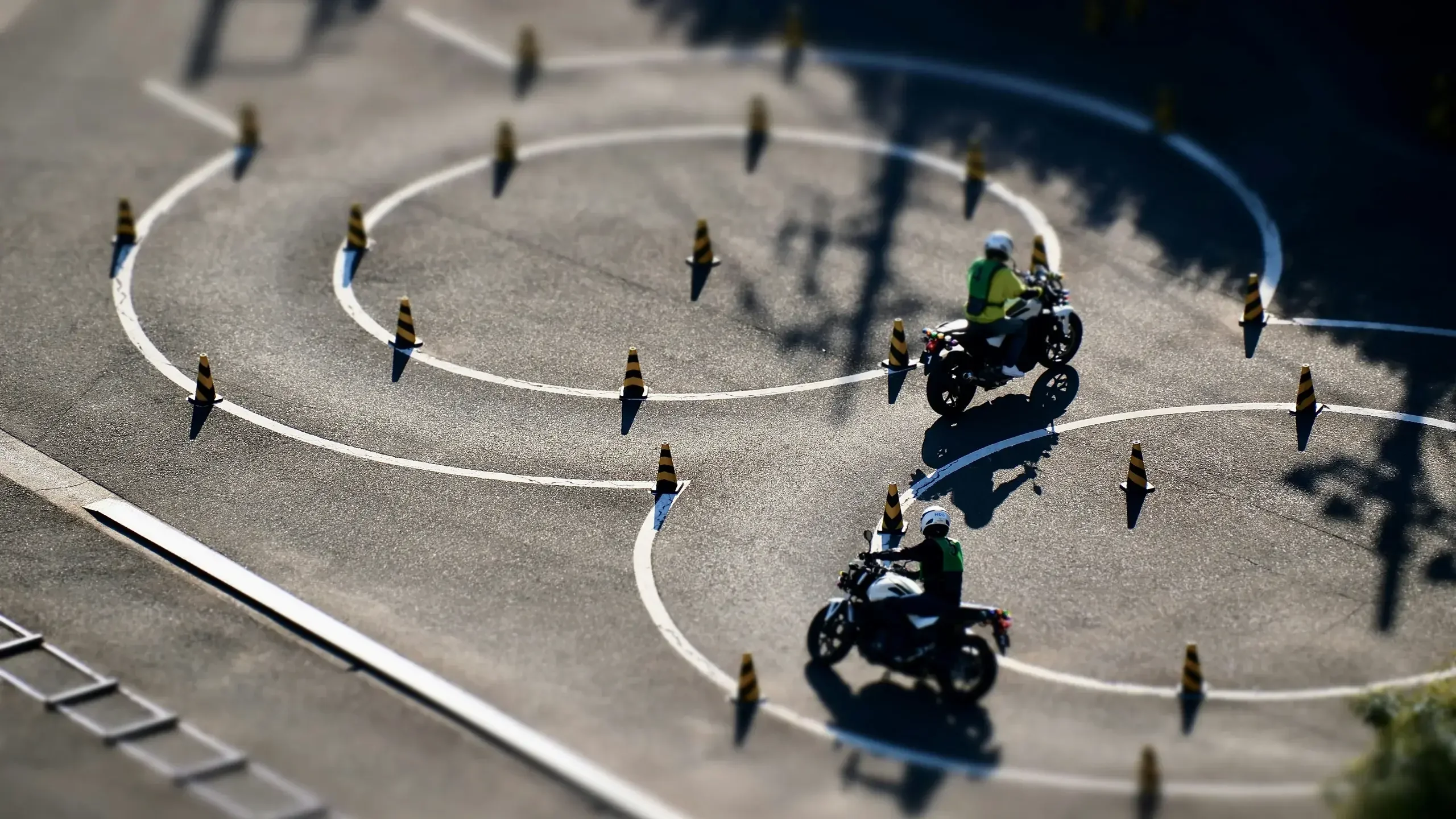 Motociclistas en un circuito de entrenamiento