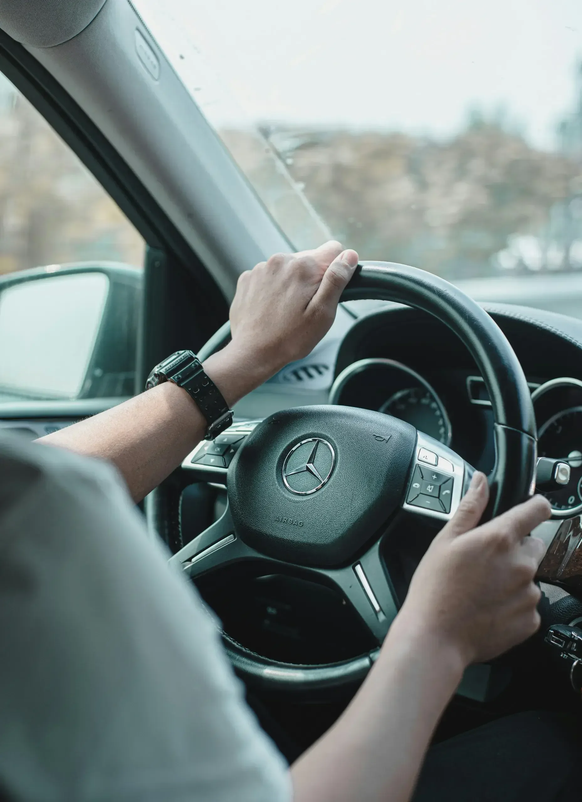 Alumno al volante durante una clase de conducción